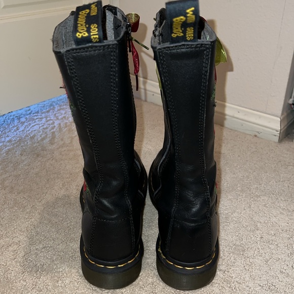 DR. MARTEN 14-eye Vonda Casual Boot! Roses and stems embroidered. Good condition - Picture 4 of 8